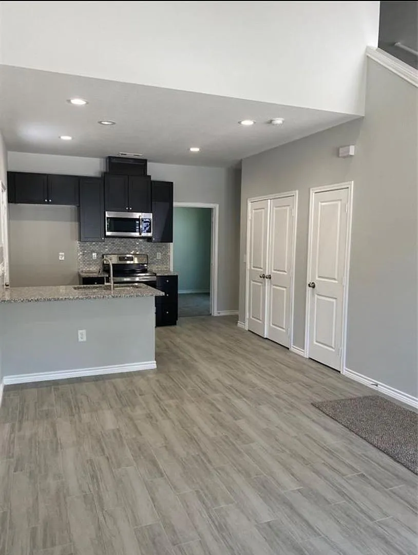 Cozy 3 bedroom, 2.5 bathroom move in ready! — Photo 3