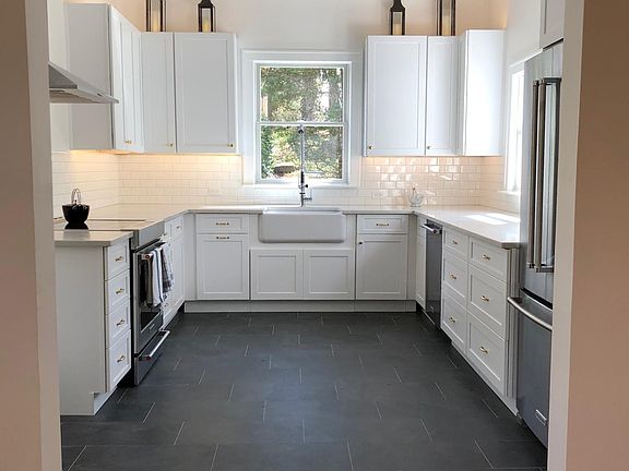 Newly renovated kitchen with all new appliances, also in-flo