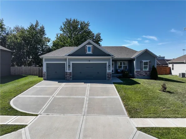 12021 Astor Ct, Peculiar, MO 64078