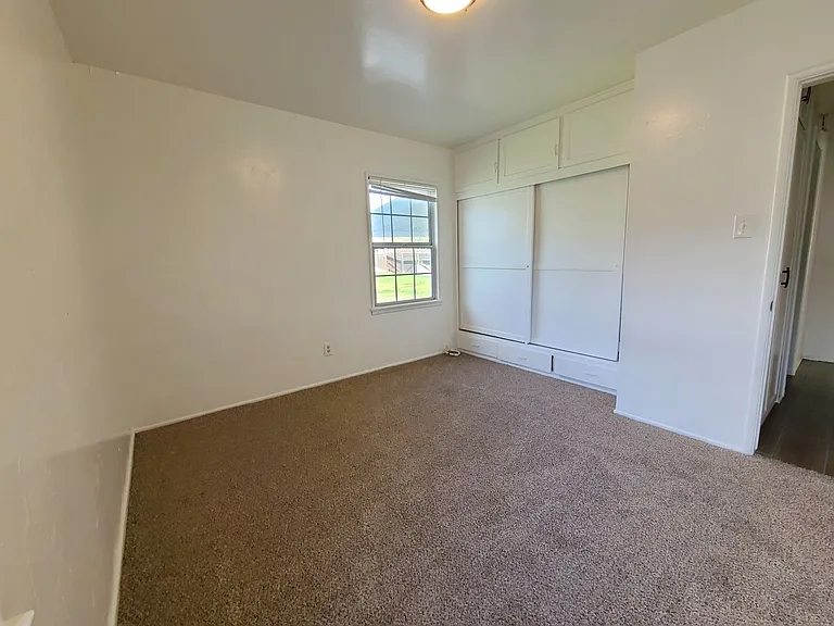686 Courtland Dr — Photo 13