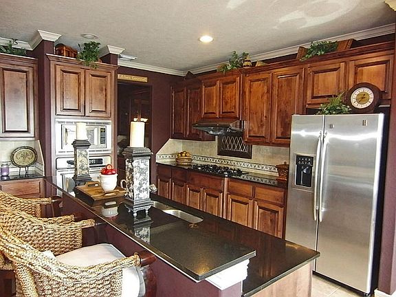 Chef's Dream Kitchen * Convenient Island Design With Breakfast Bar For Casual Dining