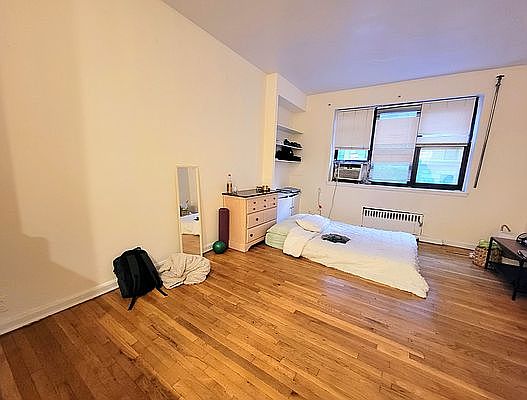 1st image of 146 E 35th St #X