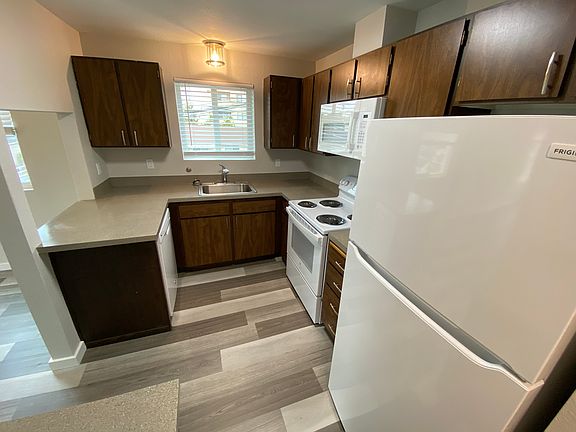 4th image of 10757 Greenwood Avenue N # Top Floor
