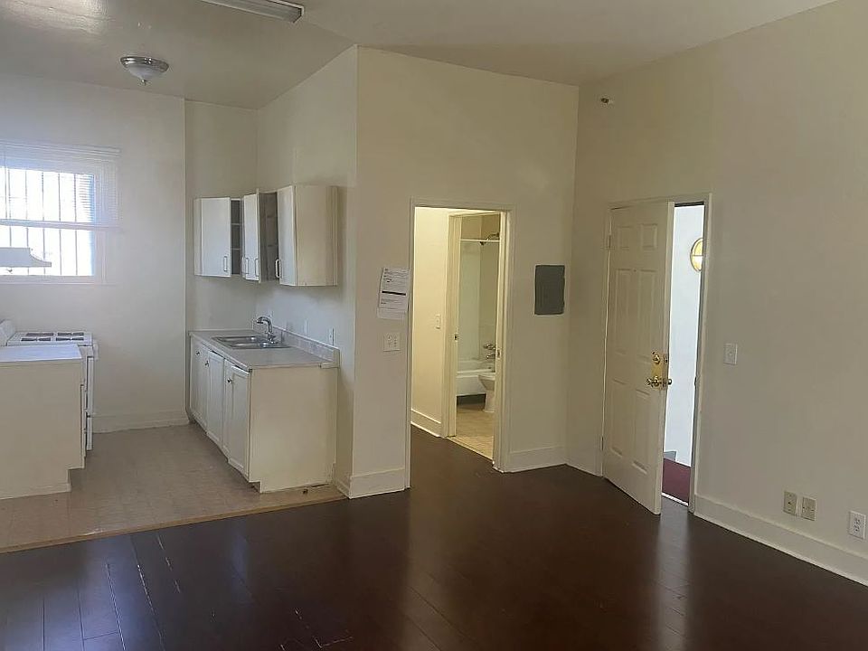 1st image of 452 S Kenmore Ave #100