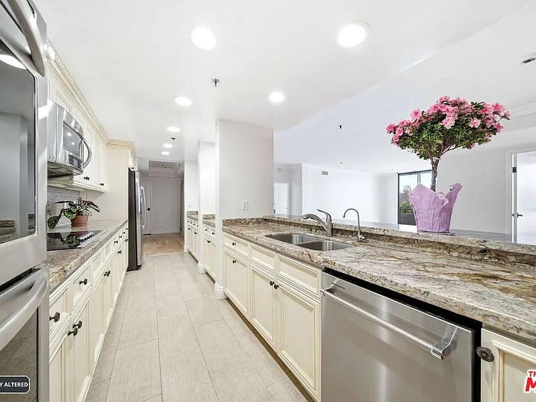 10660 Wilshire Blvd #805 — Photo 23