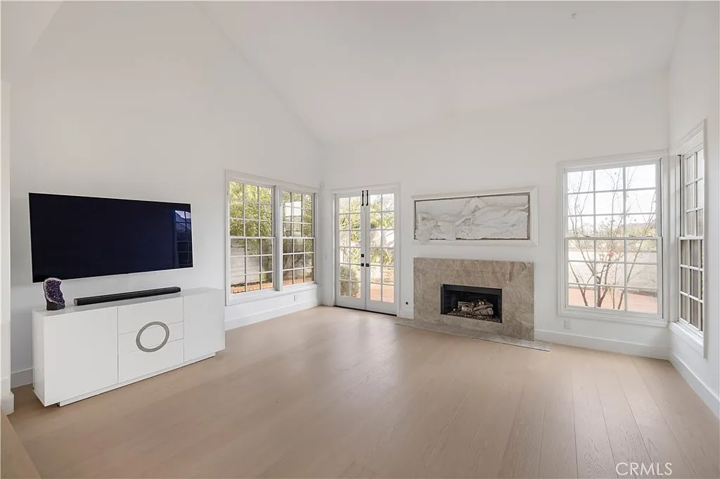 3 bed, 2.5 bath, 2990 sqft, $13,000 — Photo 3