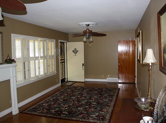 5th image of 412 College St