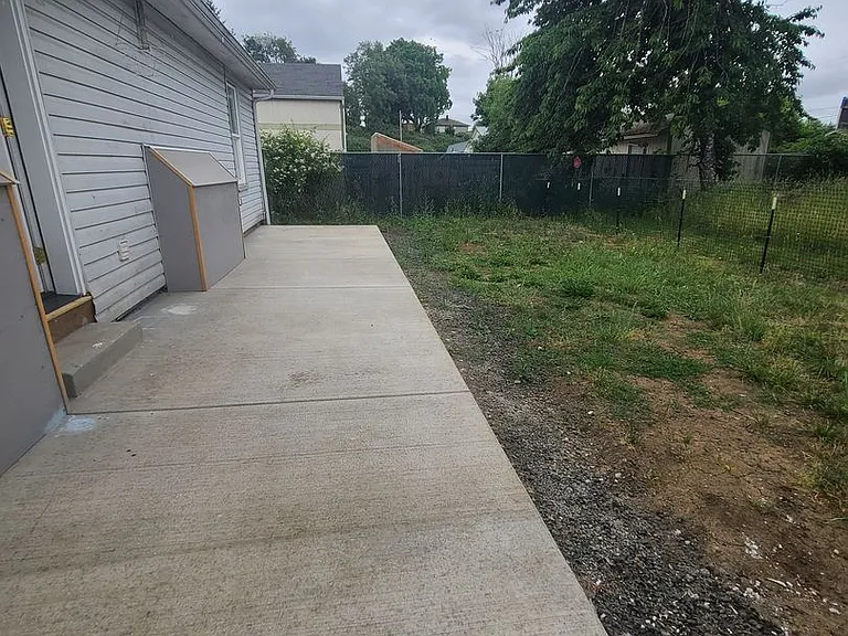 372 SW Donald St — Photo 8