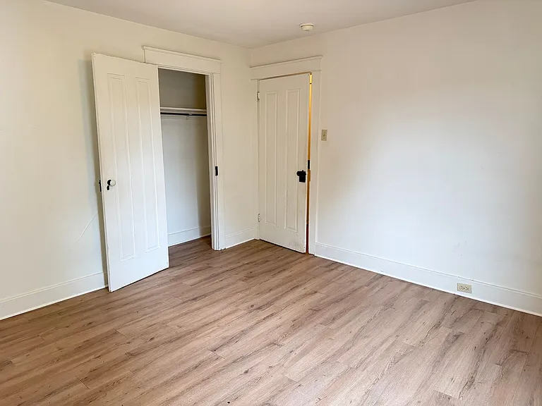 537 E King St — Photo 8