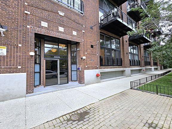 2nd image of 1935 N Fairfield Ave APT 411