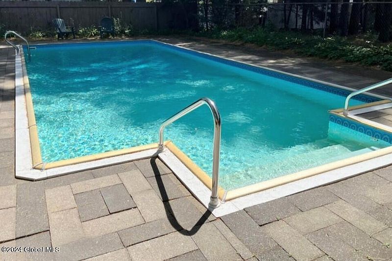 3rd image of 9 Tanglewood Drive