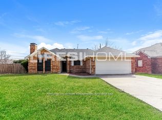 820 Maple Leaf Dr, Arlington, TX 76017