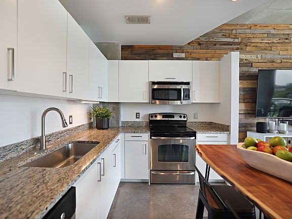 5th image of 600 12th Ave S APT 1706