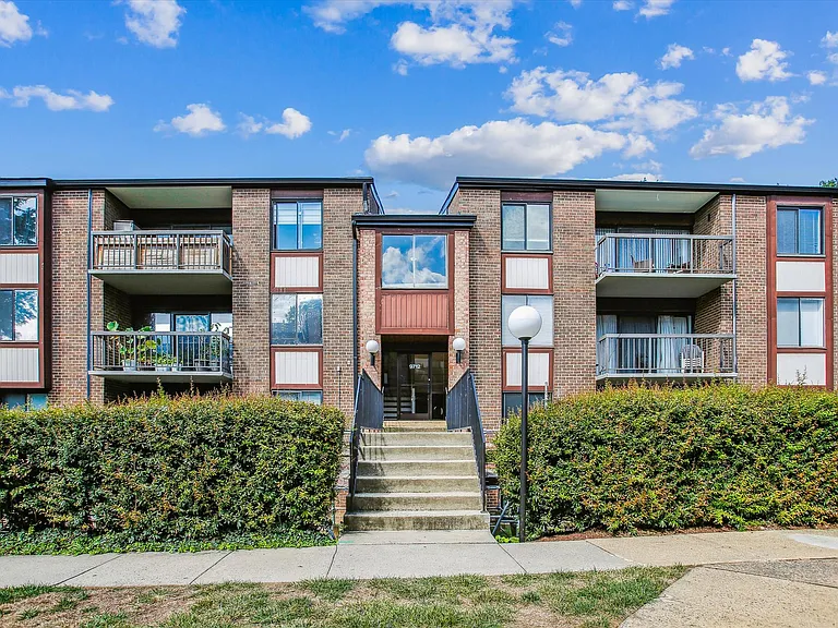 9712 Kingsbridge Dr #303 — Photo 1
