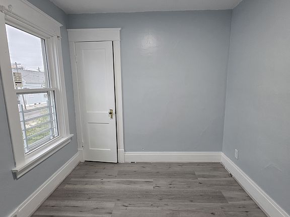 2nd image of 582 Lasalle Ave Floor 2