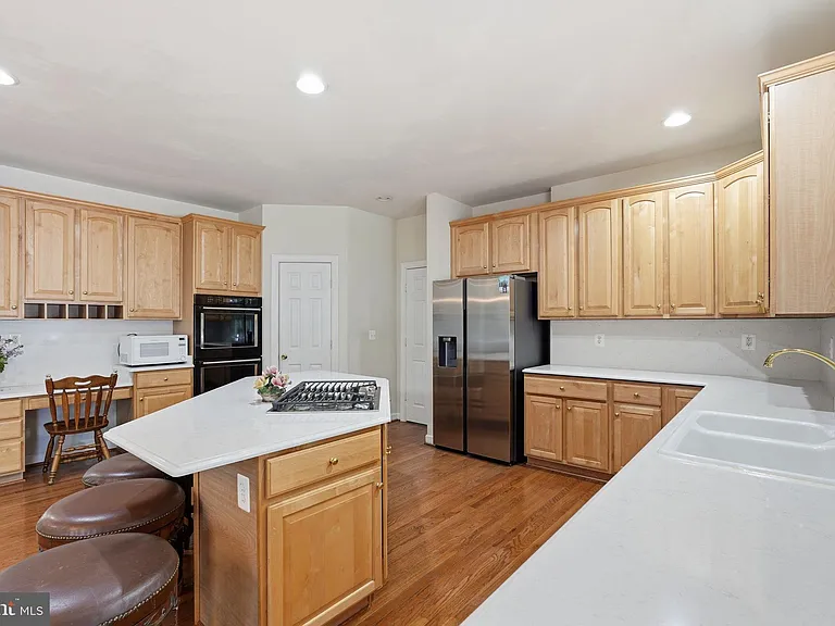 1072 Safa St — Photo 17