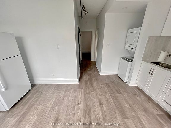 3rd image of 454 Bloor St W #1