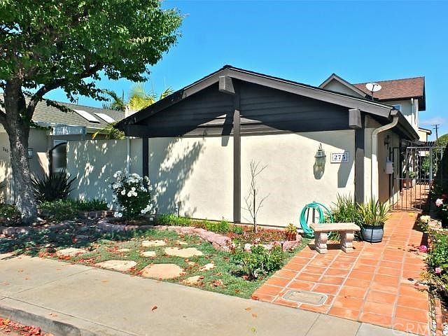 Beautiful curb appeal and tiled entry