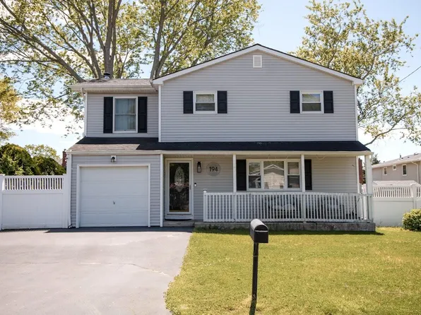 194 Helen Street, Holbrook, NY 11741
