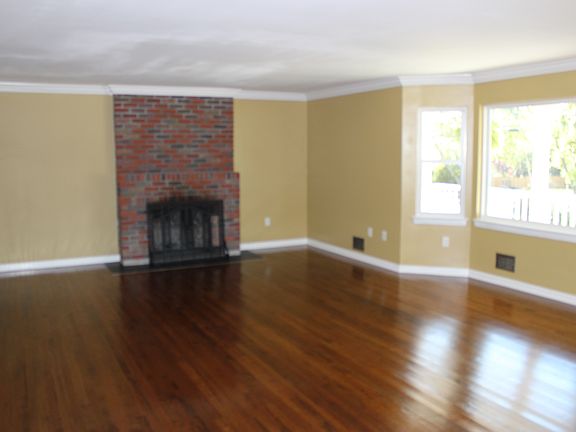 3rd image of 1012 Crystal Dr