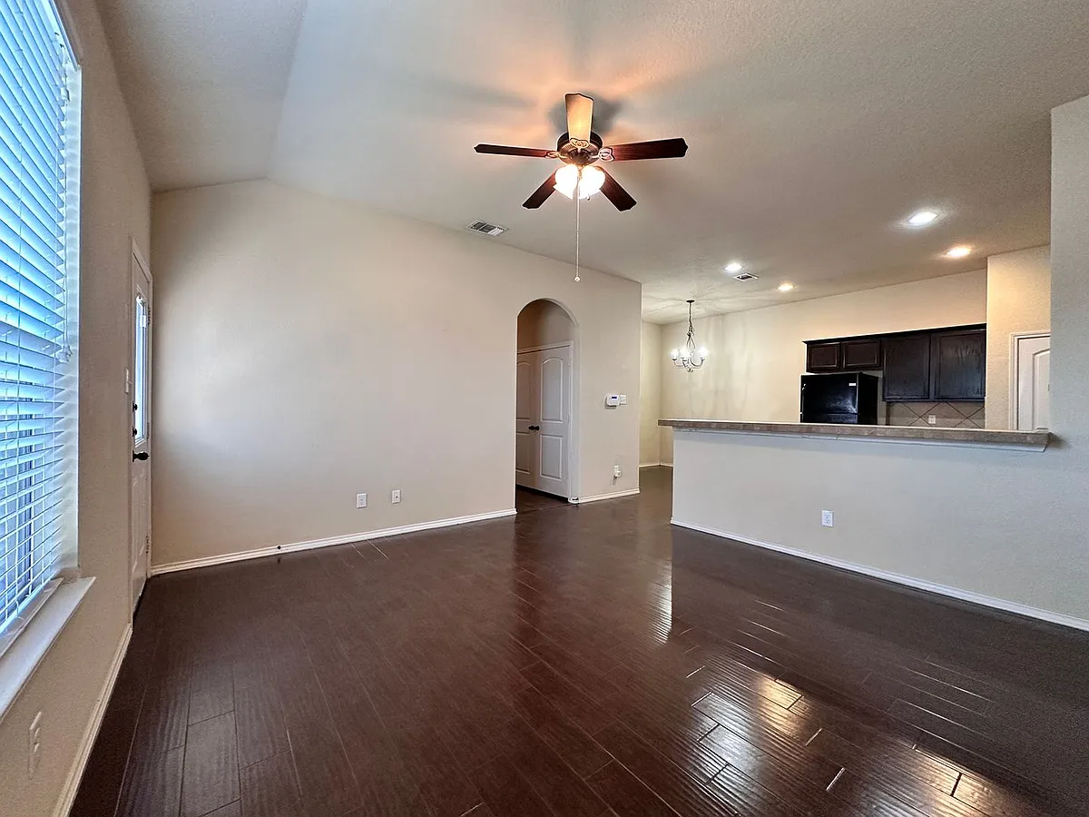 Building Photo - 502 Creekside Cir