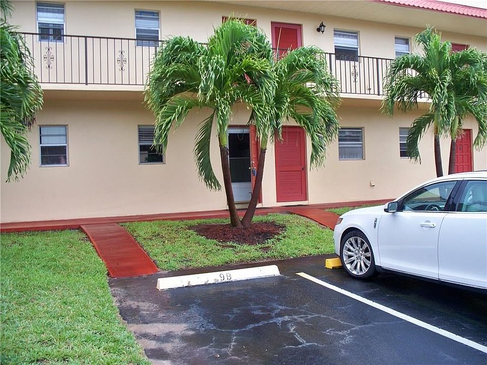 First floor condo with glass screened front door with nice setting