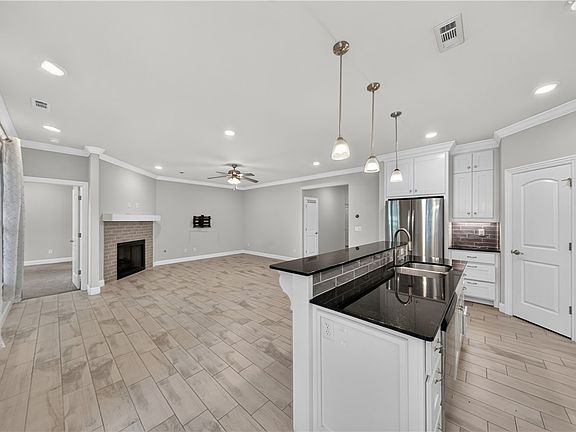 5th image of 730 Winston Pl