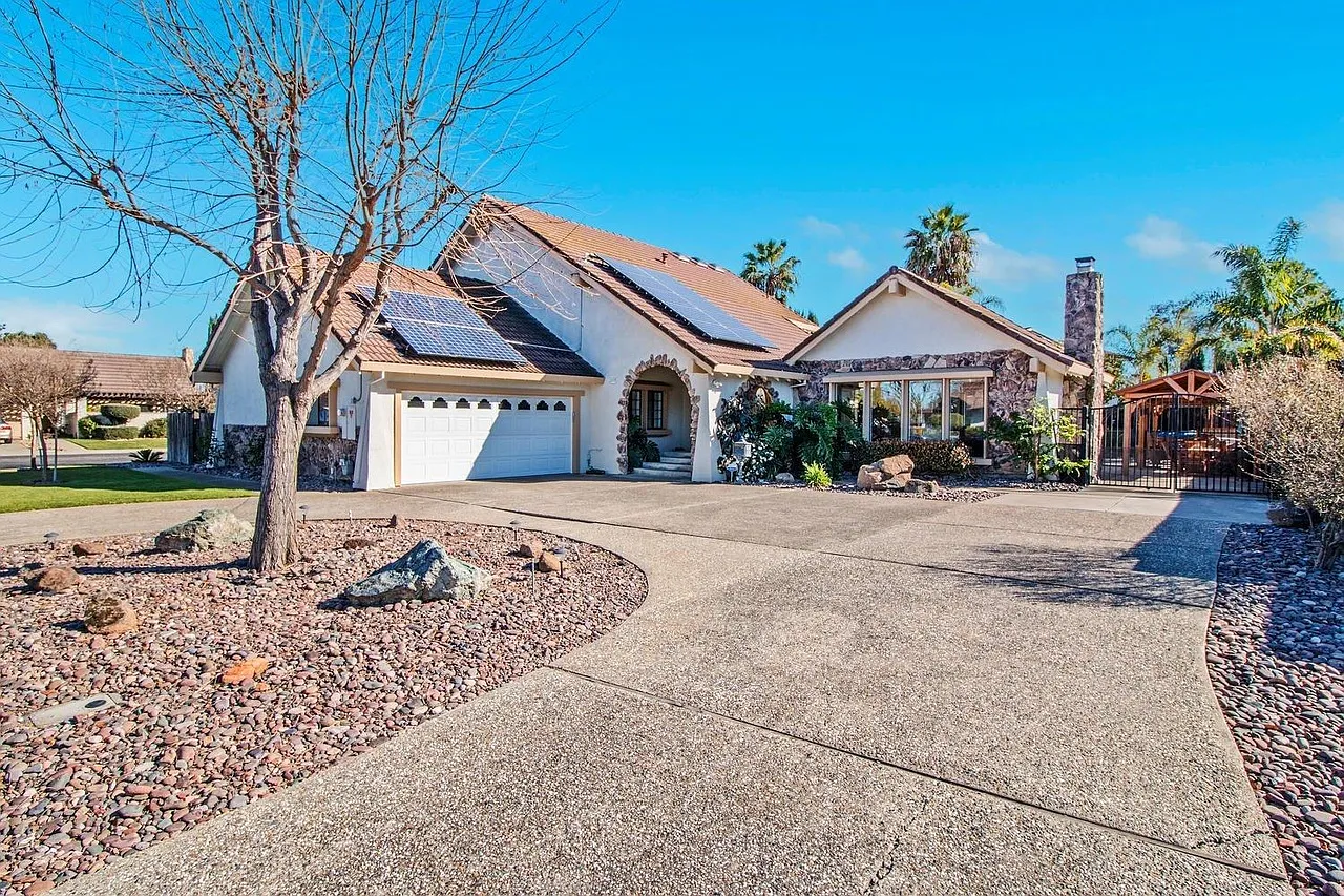 4 bed, 2.5 bath, 2617 sqft, $3,800 — Photo 1