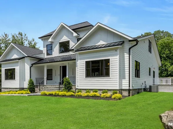 35 Lillian Ct, Ramsey, NJ 07446