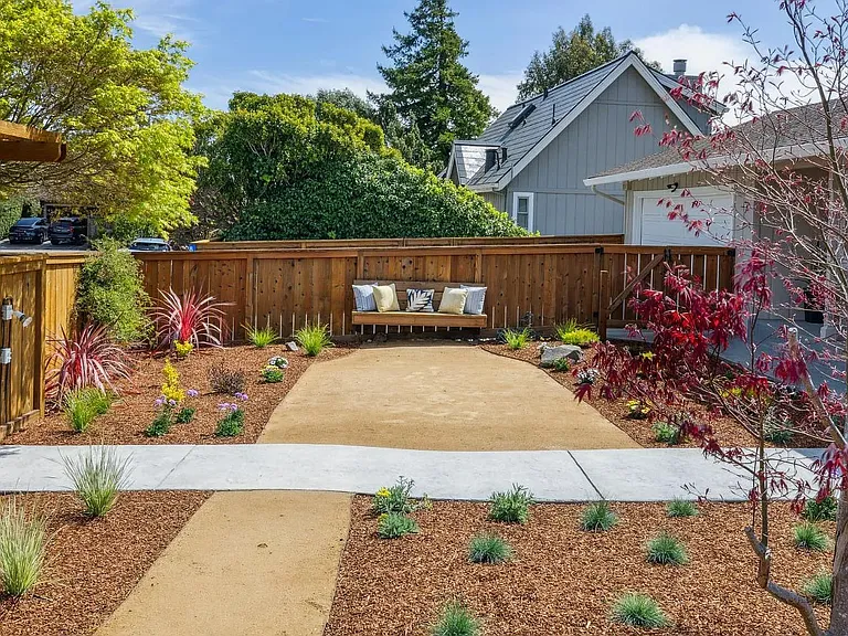 880 Chamberlain Ct — Photo 3