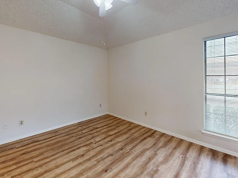 1900 Marlborough Dr — Photo 9
