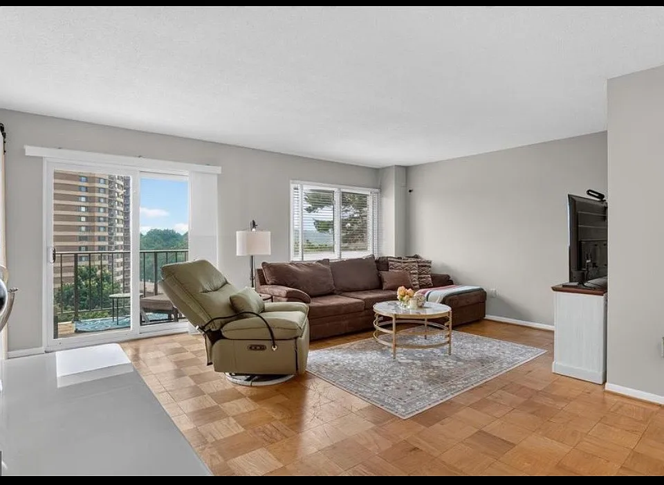 1121 University Blvd W