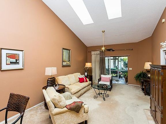 4th image of 1501 Woodsglen Dr