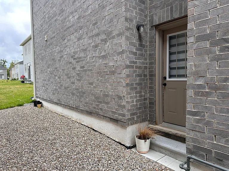 451 Black Cherry Cres — Photo 37