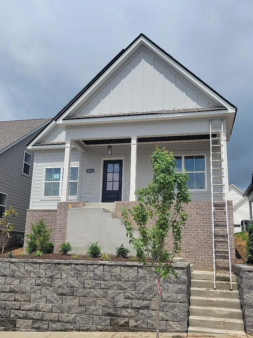 Beautiful Brand New Single Family Home in Burkitt Village — Photo 1