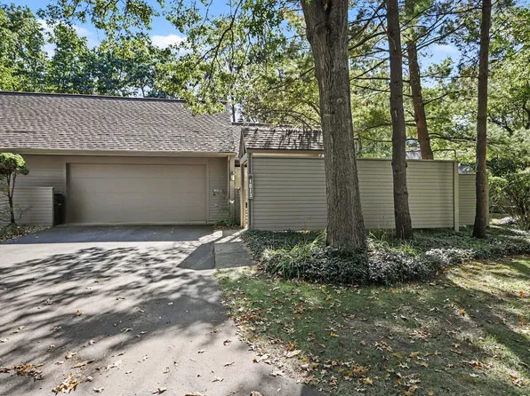1013 Essex Cir, Kalamazoo, MI 49008