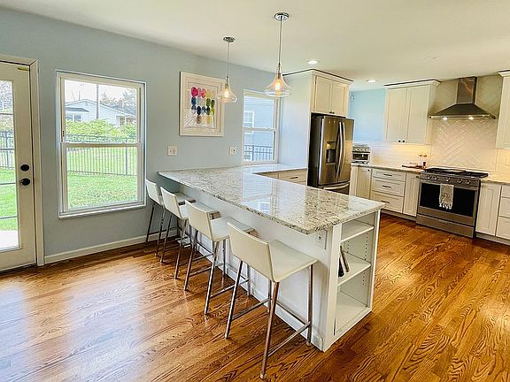 3rd image of 33 Cedarbrook Ln