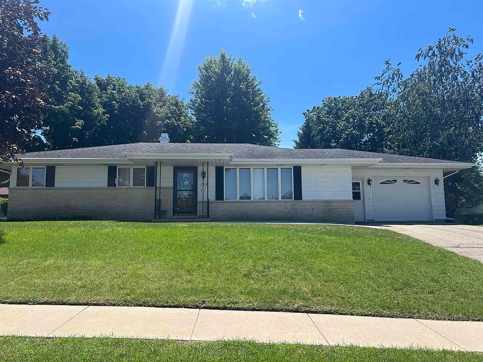 1st image of 208 Woodland Ct