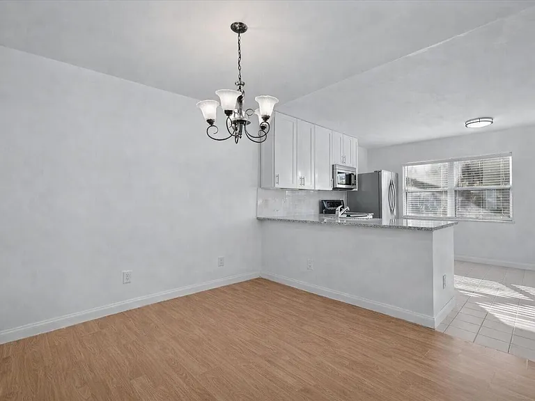 1945 Stratford Way — Photo 8