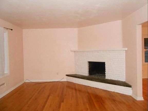 2nd image of 3704 Pembrooke Ln