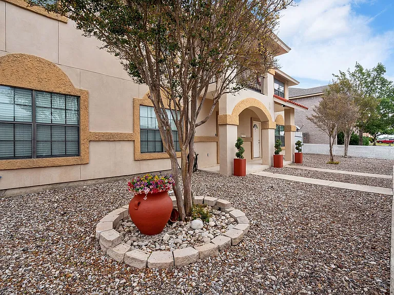 113 Ramon Cardenas Dr — Photo 2