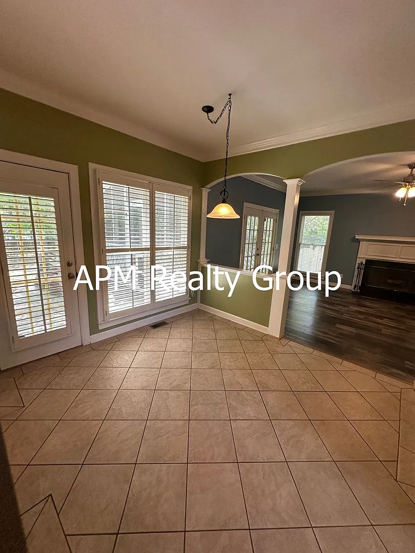 4 Bedroom Chapin Schools — Photo 4
