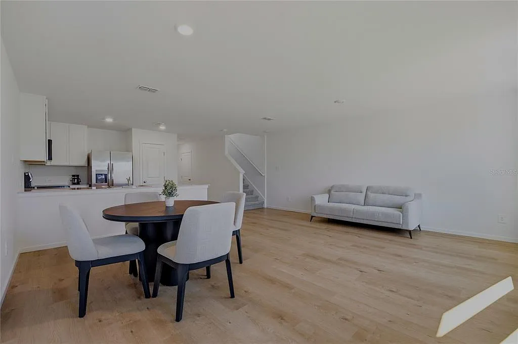 3 bed, 2.5 bath, 1386 sqft, $2,100 — Photo 4