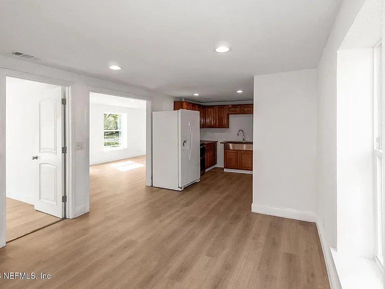 1422 Stafford St — Photo 7