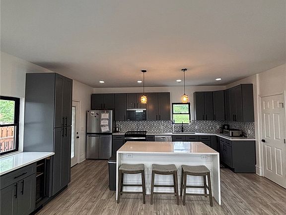 2nd image of 521 Spring St