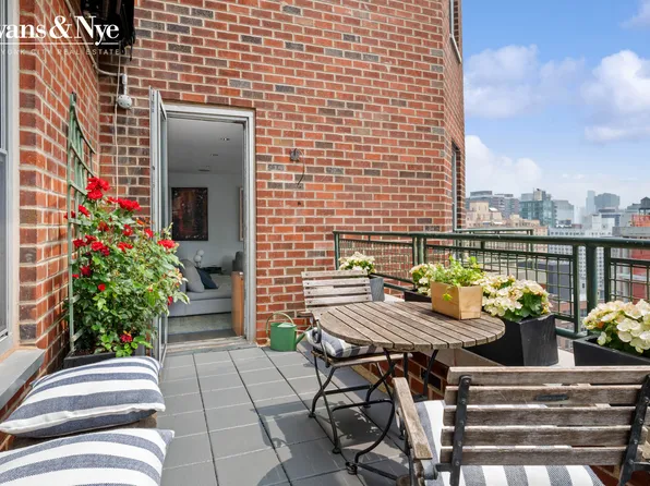 32 Gramercy Park South 17D image 2 of 16