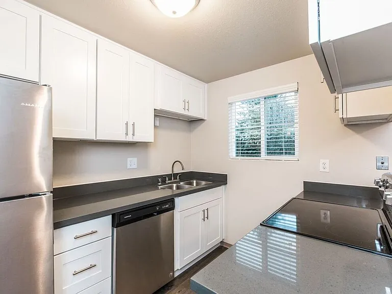 Devonshire Townhomes — Photo 2