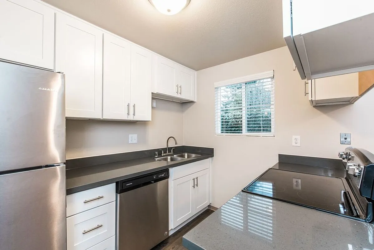 Building Photo - Devonshire Townhomes