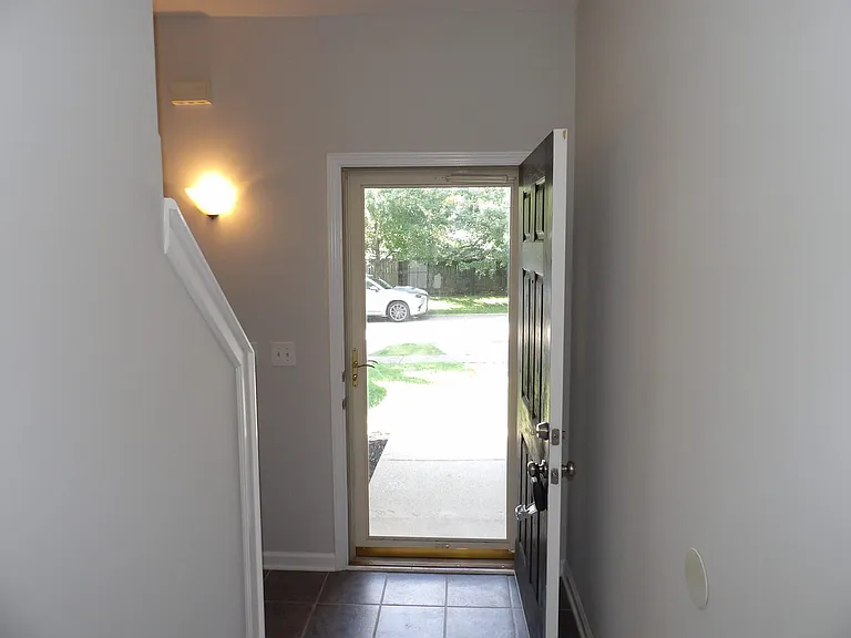 108 Charleston Ct — Photo 9