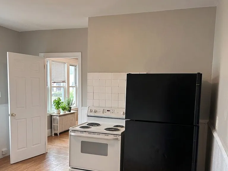 581 Forest Ave #1B — Photo 3